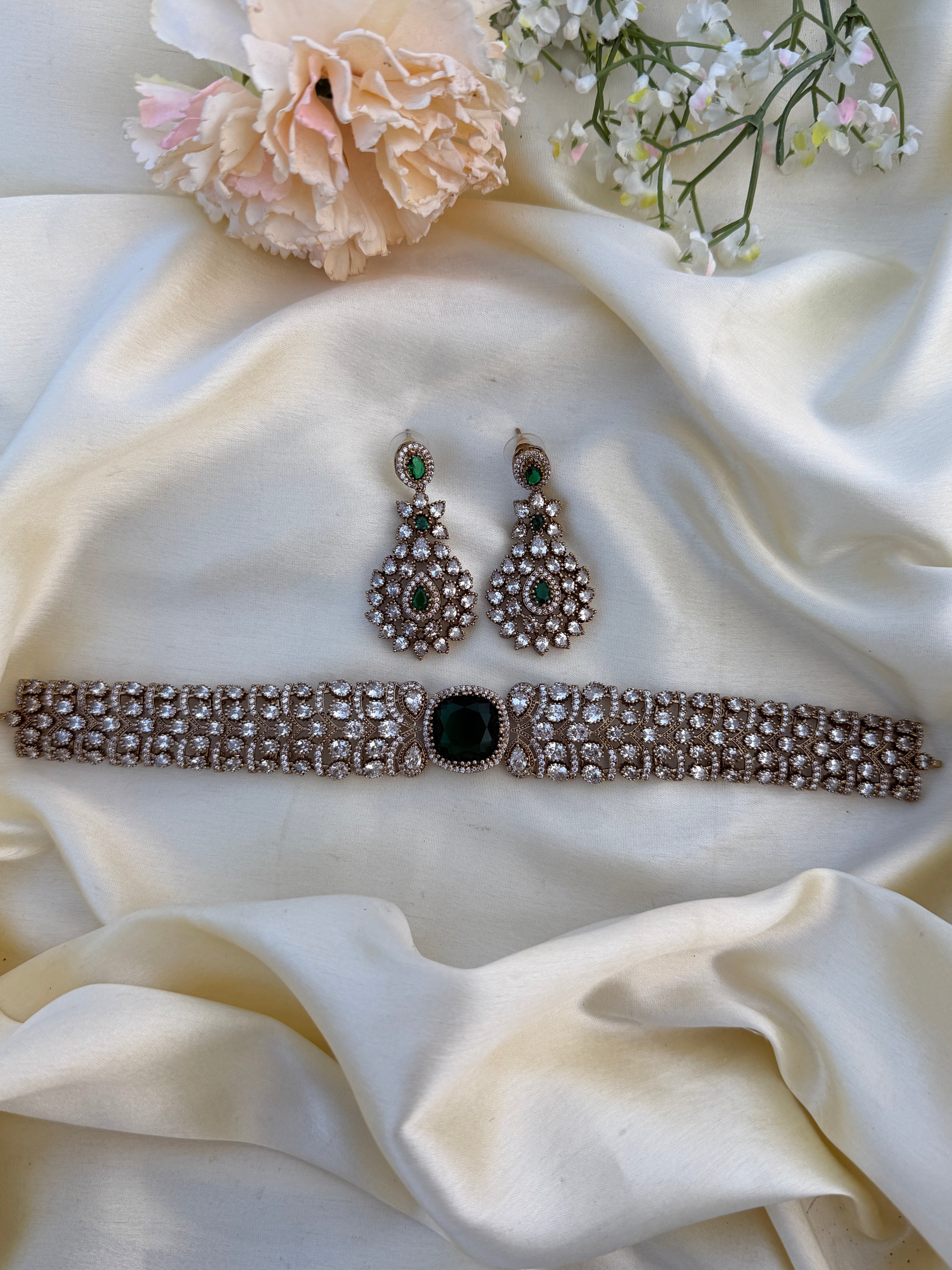 Statement queen AD choker