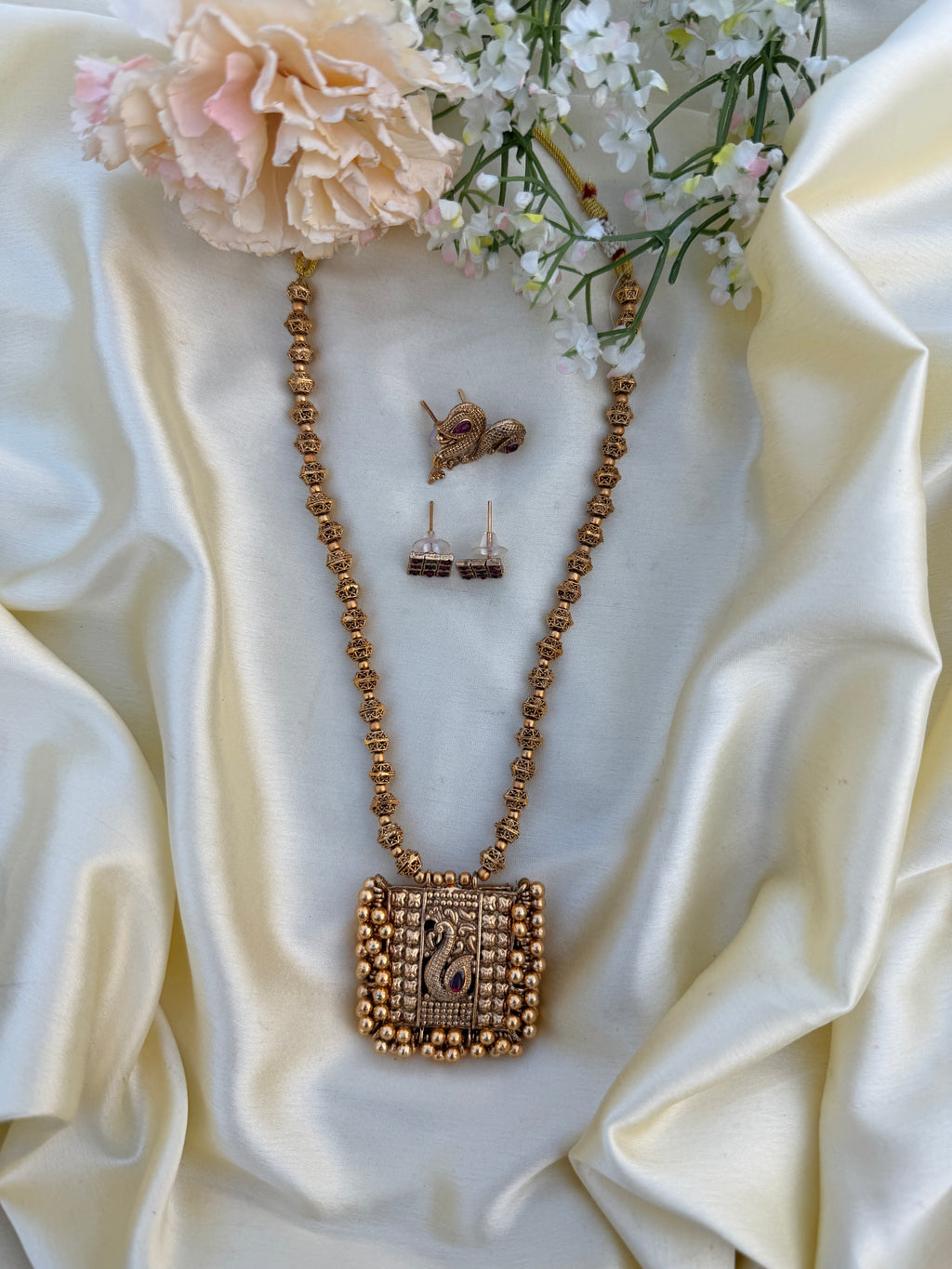 Reversible pendant haram