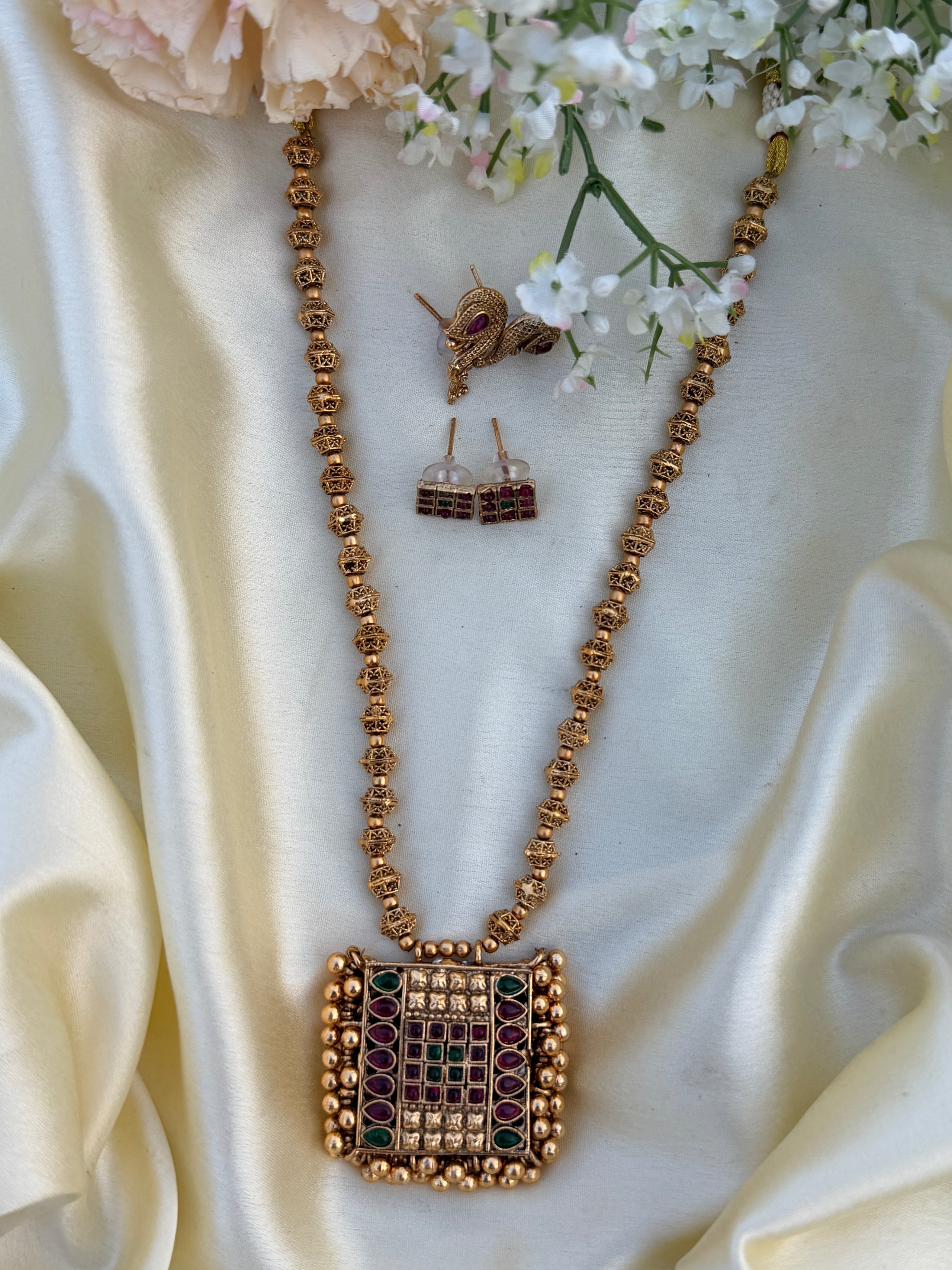Reversible pendant haram